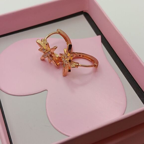 New Dozzior Huggie Starburst Earrings New In Box - Picture 2 of 3